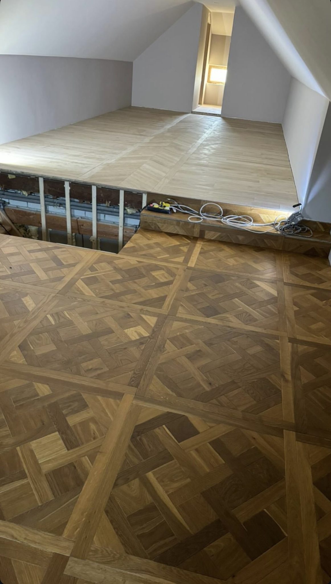 Parquet block flooring with stronger pattern definition